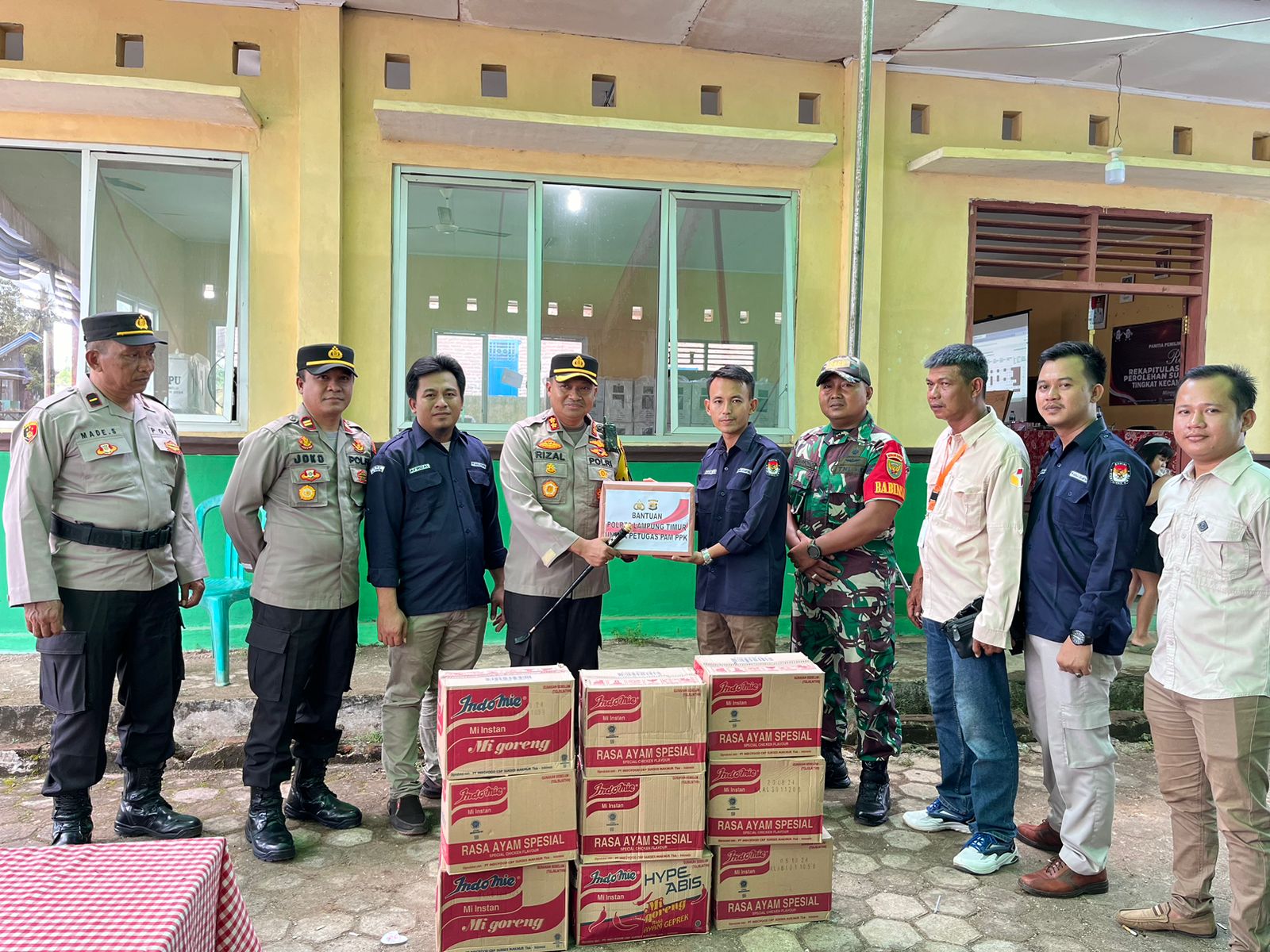 Pleno di PPK, Polres Lamtim Pertebal Pengamanan Dan Beri Sembako Untuk Petugas Pam