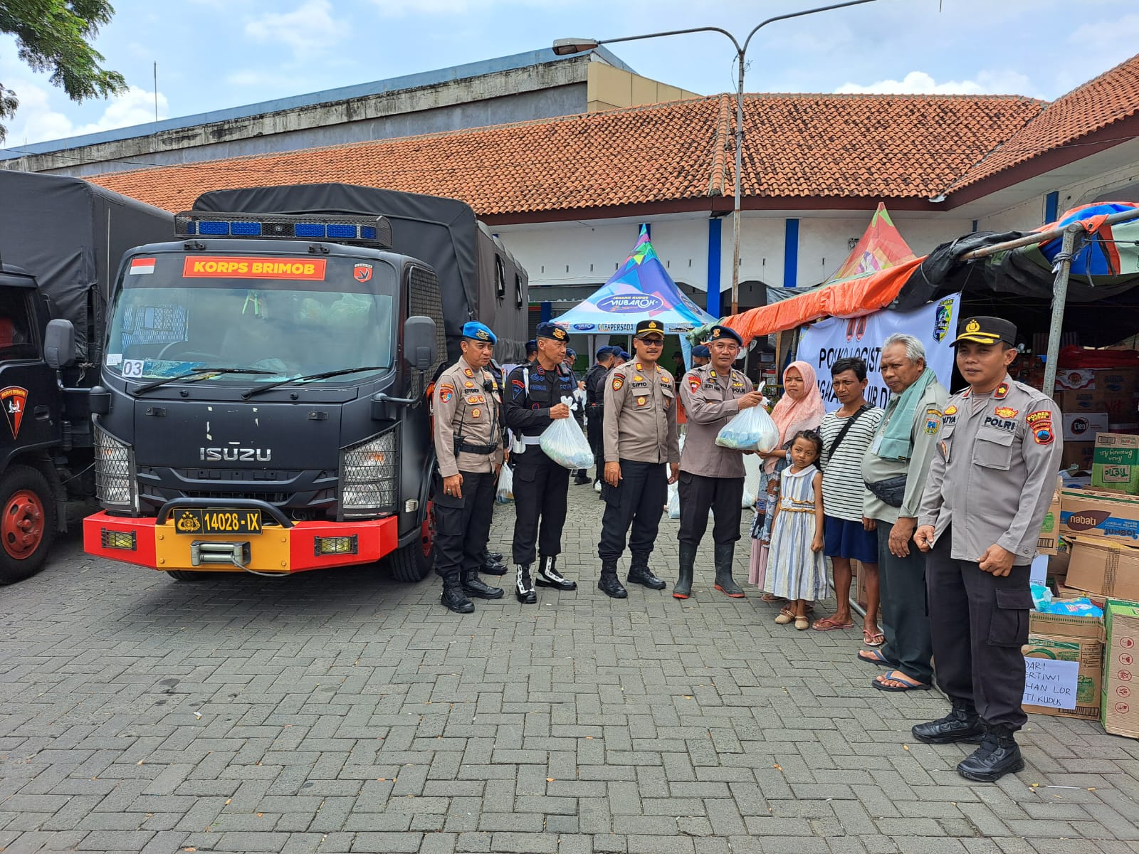 Akibat Banjir Melanda, Korps Brimob Polri Gelar Aksi Salurkan Bantuan Sembako