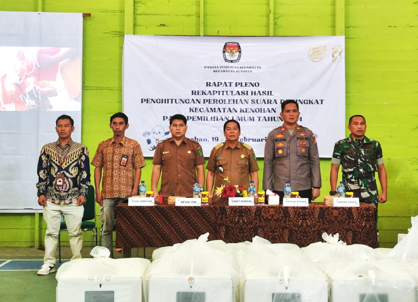 Ciptakan Suasana Aman, Babinsa Koramil Kenohan Kawal Proses Rekapitulasi Tingkat Kecamataan