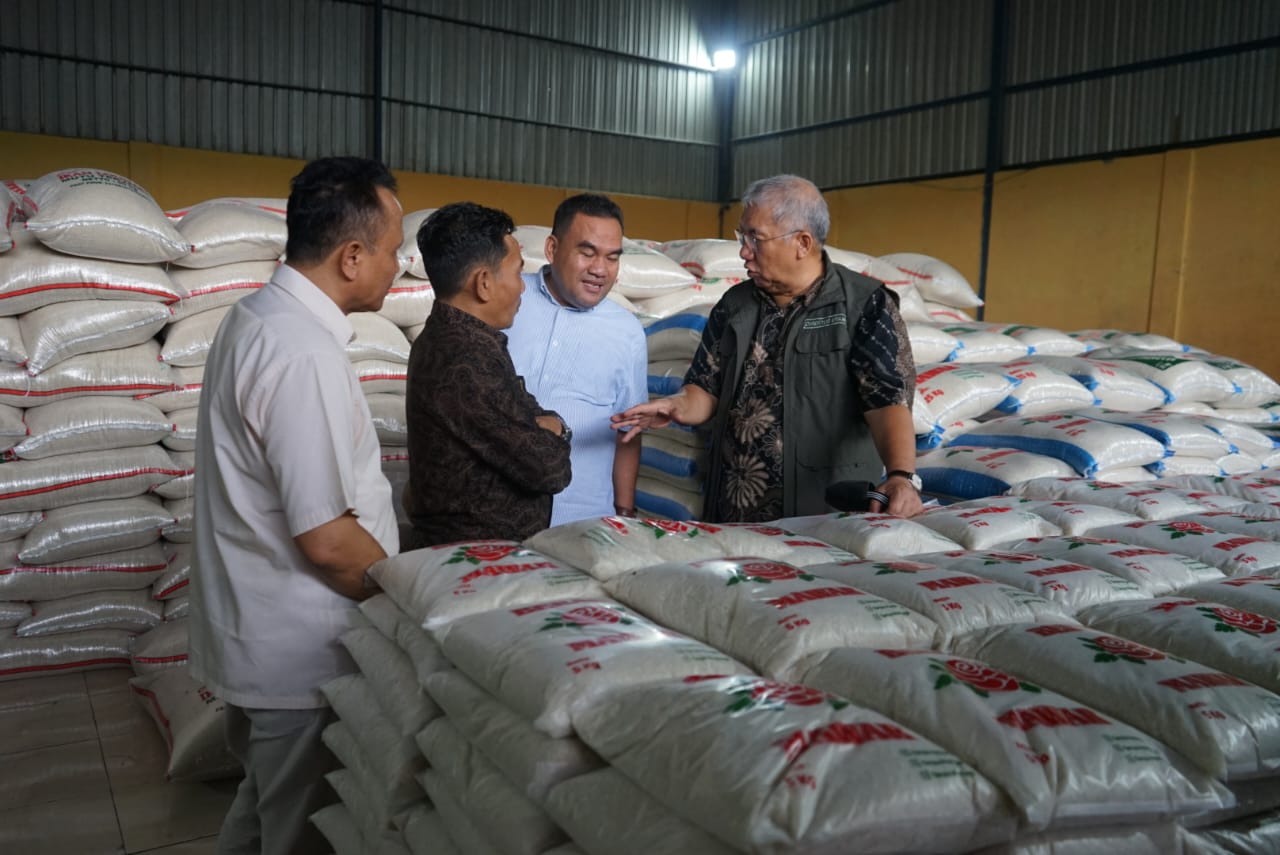 Dirut Bulog Tinjau Mitra Bulog Pastikan Harga Beras Segera Turun