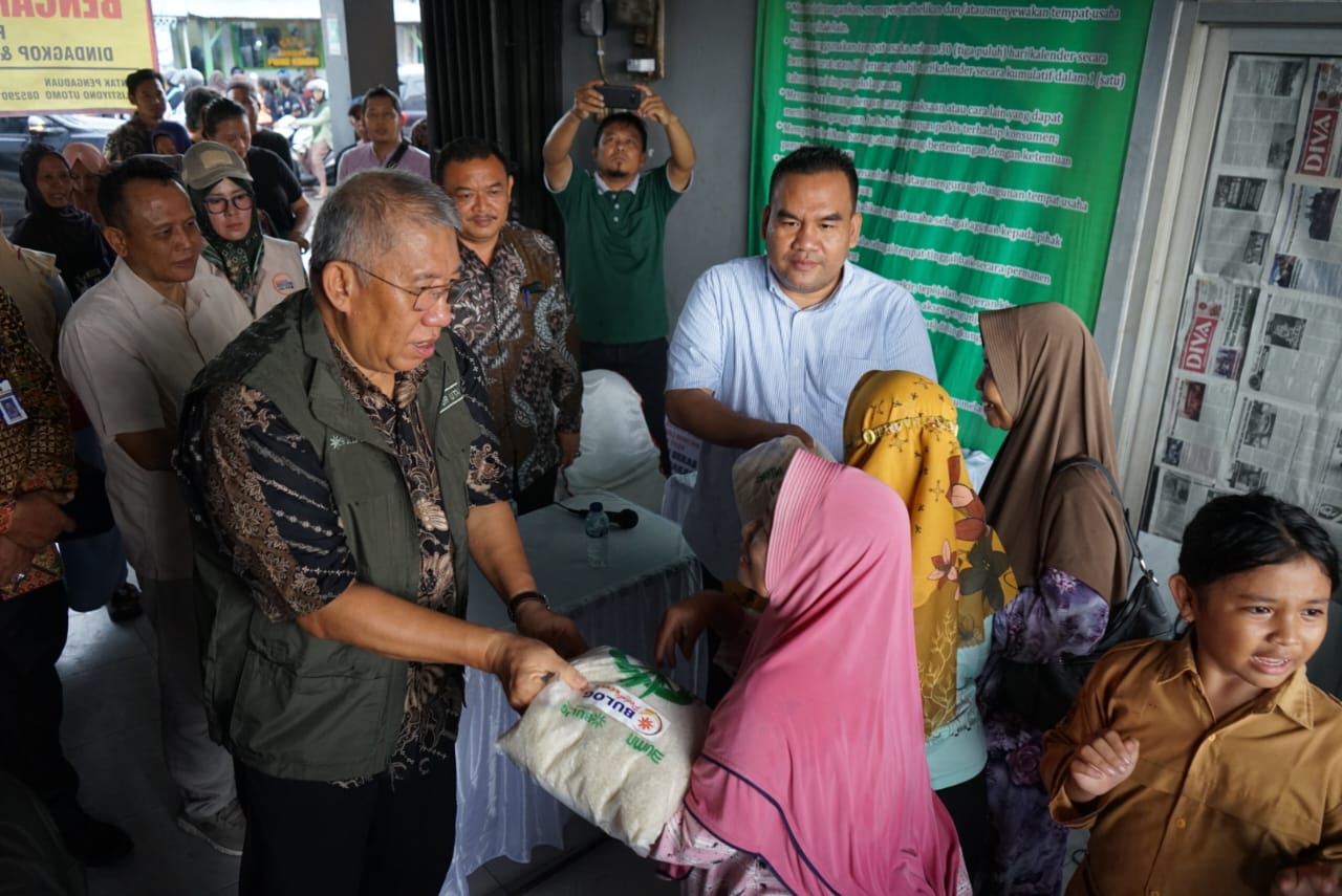 Korban Kebakaran Pasar Ngawen Terima Bantuan Beras Dari Bulog