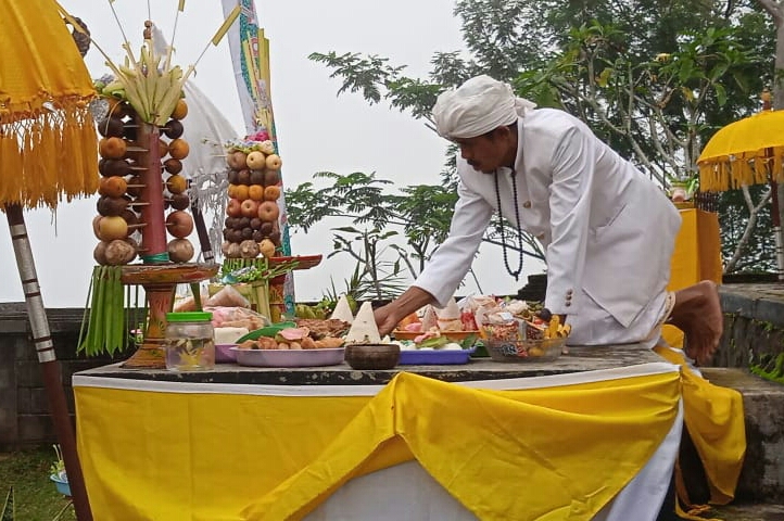 Umat Hindu Desa Anggrasmanis Jenawi di Lereng Lawu Rayakan Upacara Galungan