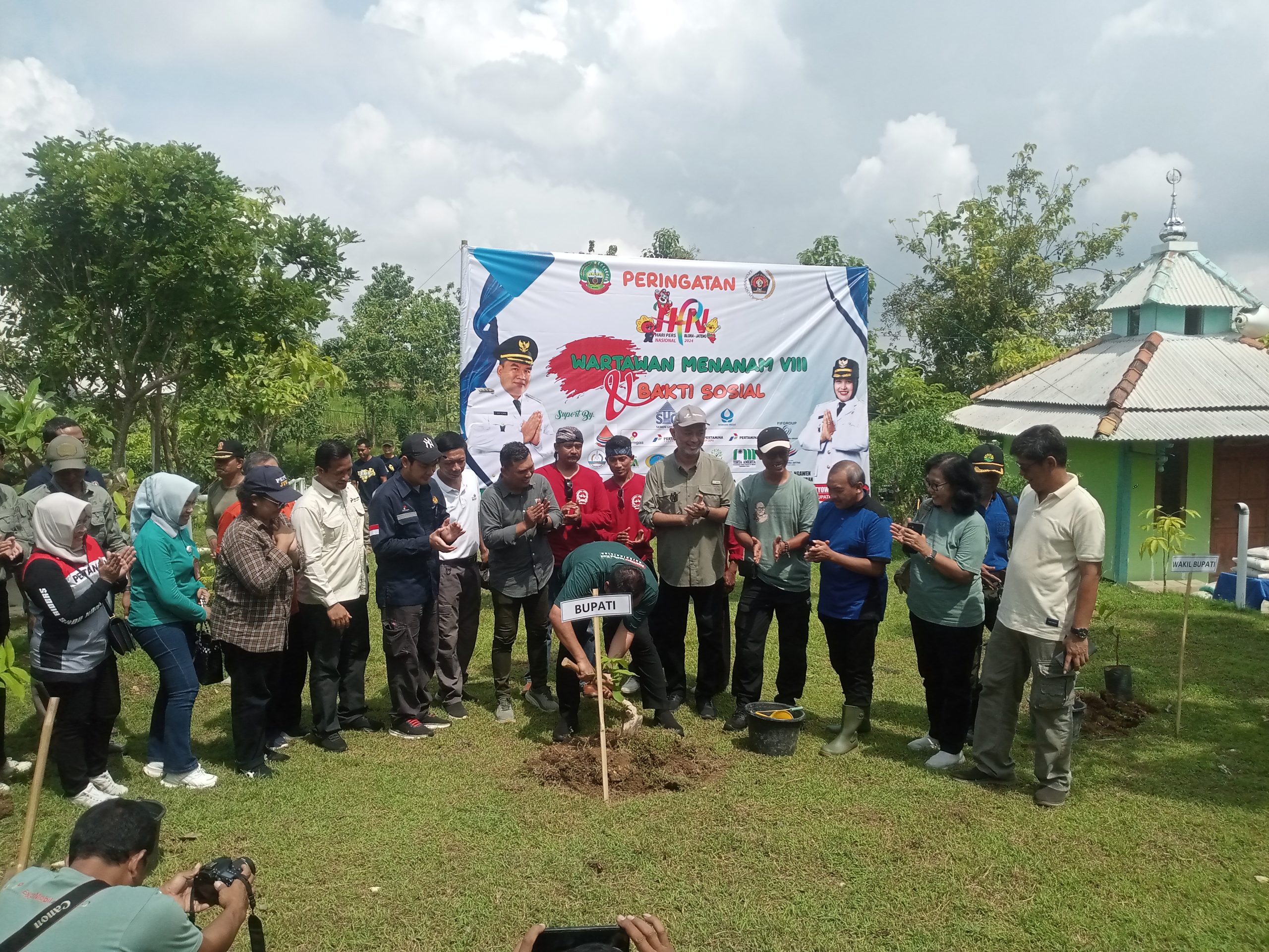 HUT PWI ke-78 dan HPN 2024 , PWI Blora Hijaukan Kawasan Wisata Bukit Kunci