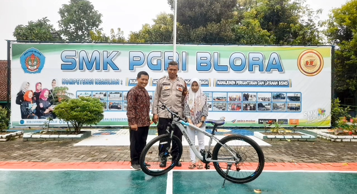 Bersekolah Jalan Kaki Sejauh 8KM, Dwi Ndandang Akhirnya Mendapatkan Sepada Dari Aiptu Indra