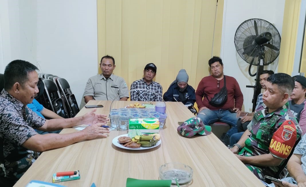 Peduli Lingkungan Sekitar, Babinsa Jongkang Hadiri Musyawarah Rencana Perbaikan Jalan