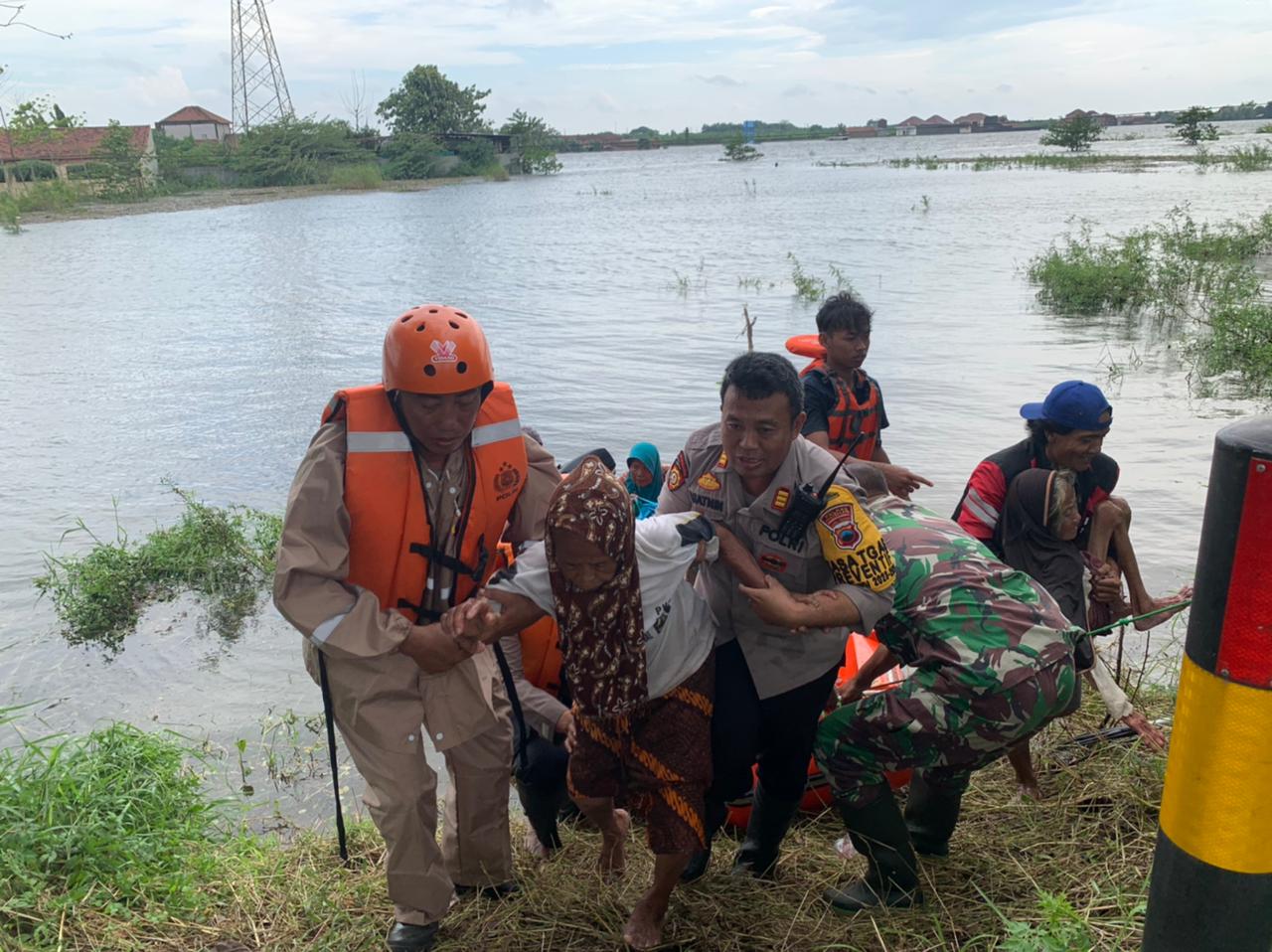 Banjir Melanda, Polisi Patroli Wilayah dan Evakuasi Warga