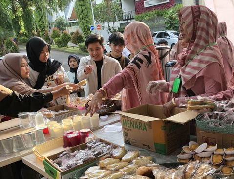 Masjid Cahyaning Ati Kota Malang Bagi-bagi Takjil hingga Doorprize