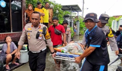 Banjir Melanda, Lansia di Evakuasi Polisi