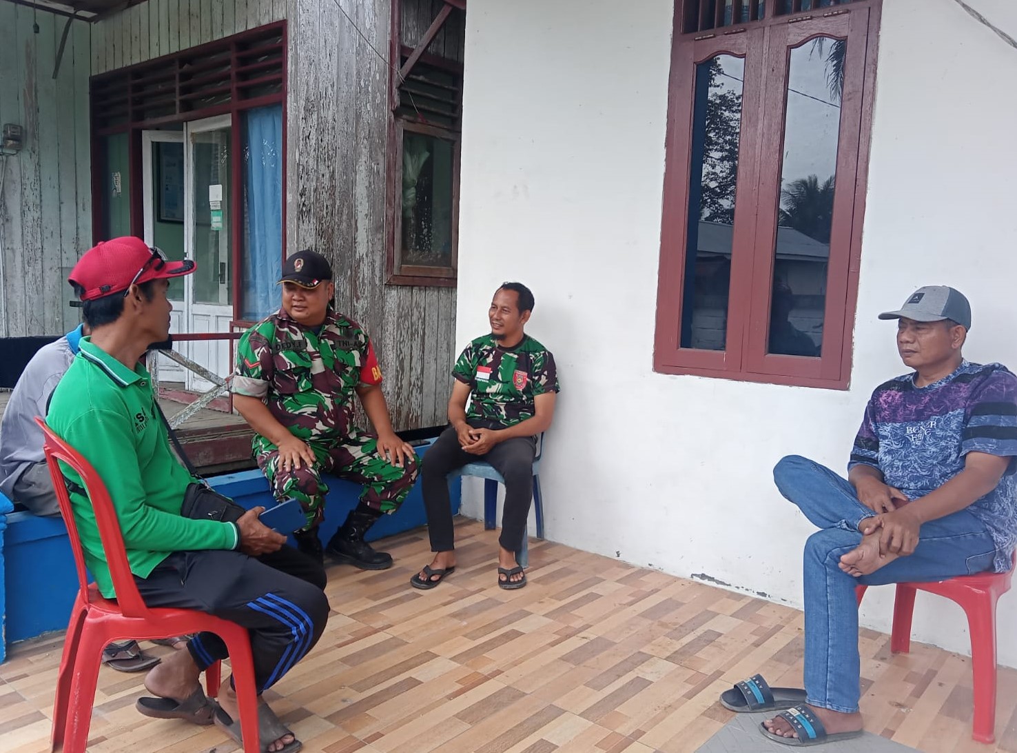 Babinsa Sari Jaya Jalin Komsos Guna Pererat Kemanunggalan TNI Dan Rakyat