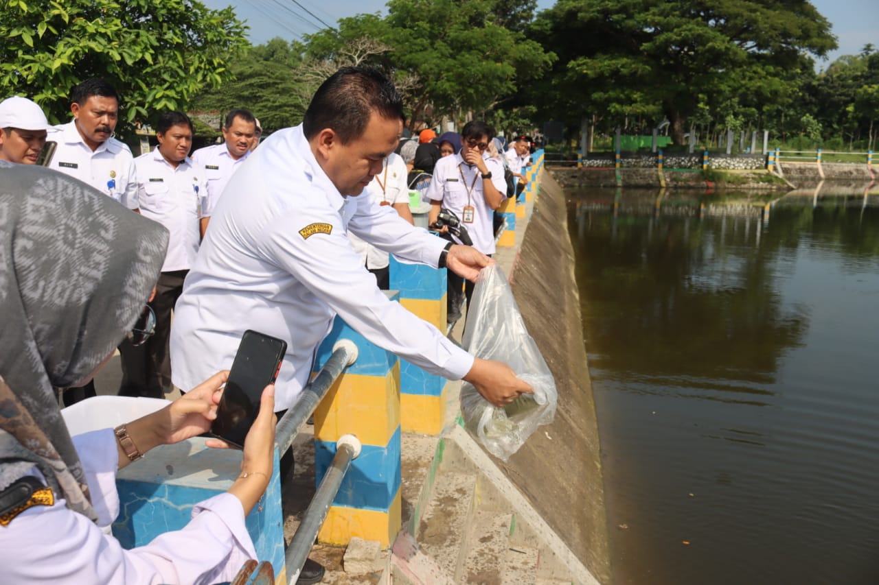 Bupati Bersama DP4 Blora Tebar Benih Ikan di Embung Rowo 
