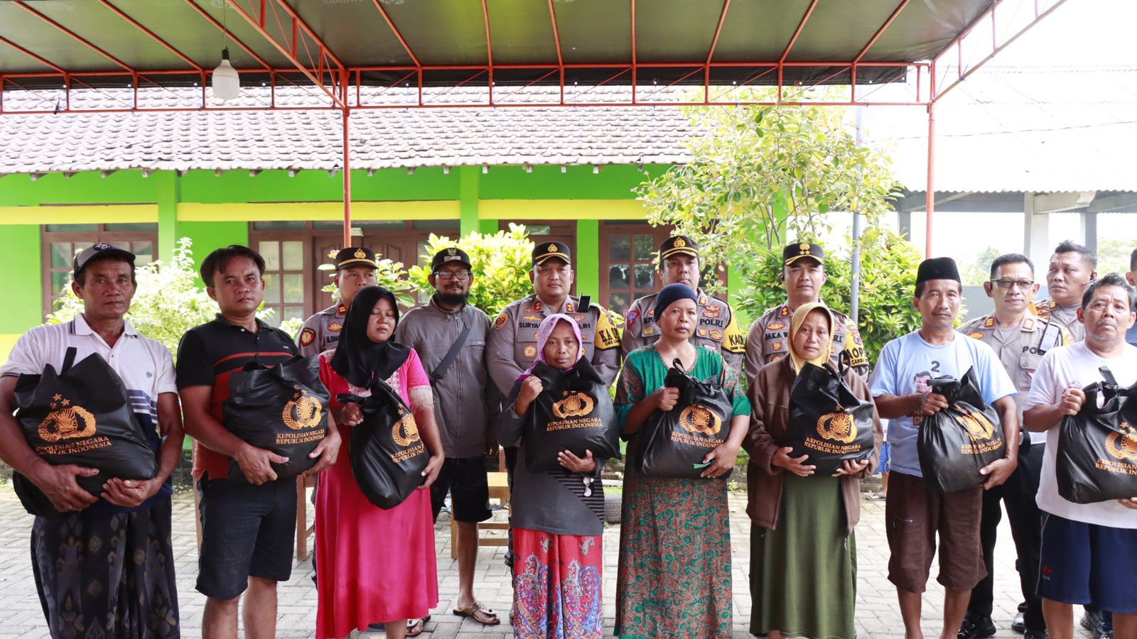 Polres Blora Dan Polres Rembang Salurkan Bansos Korban Banjir Di Demak