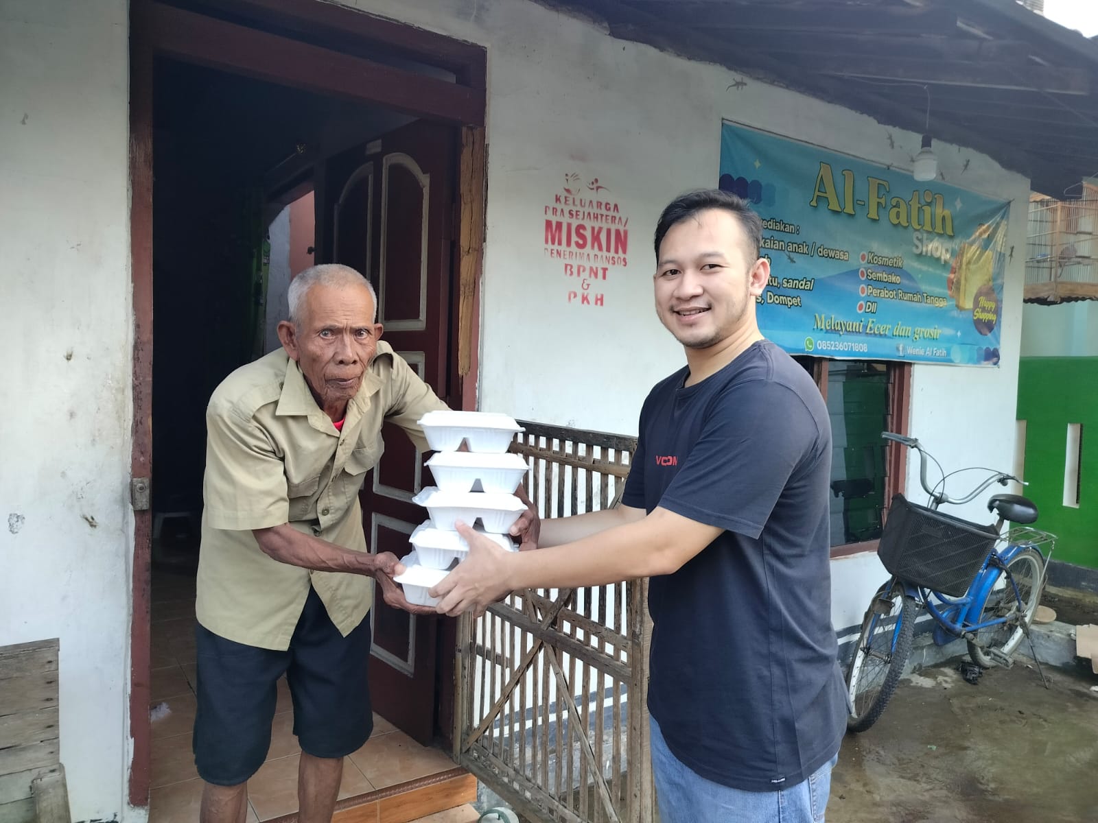 Bulan Ramadhan, Burhan Berbagi Ratusan Makanan Saji ke Korban Banjir