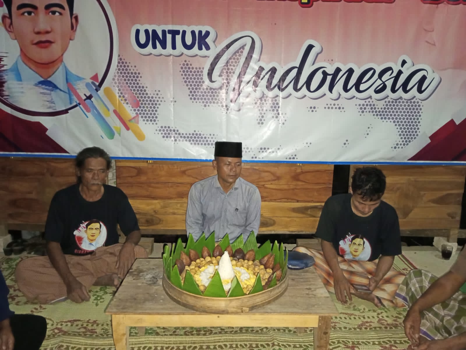 Sambut Kemenangan Prabowo-Gibran Hasil Pengumuman KPU, GIBRANHOLIC Juwangi Potong Tumpeng