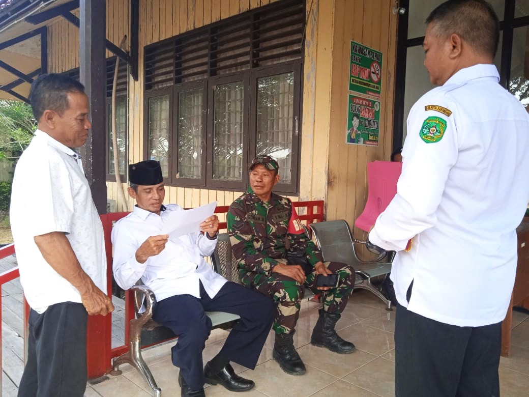 Jalin Sinergitas, Babinsa Koramil Muara Muntai Lakukan Kegiatan Komsos Dengan Perangkat Desa