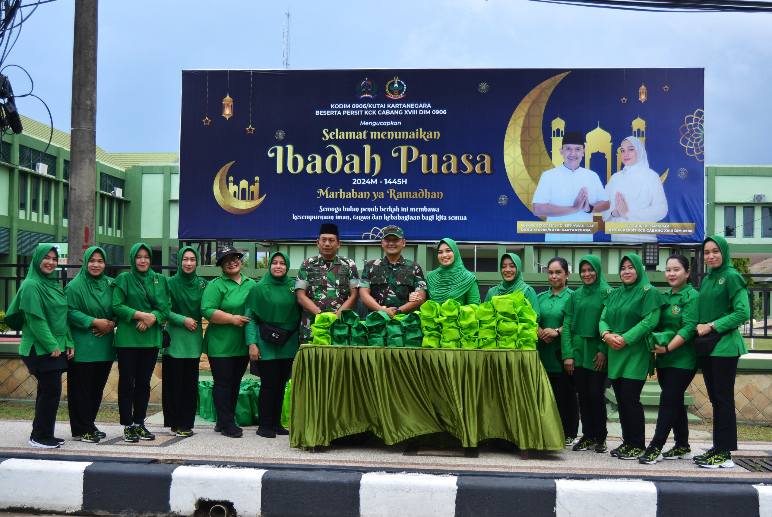 Jum’at Berkah Bulan Ramadhan, Kodim 0906/Kutai Kartanegara Berbagi Takjil