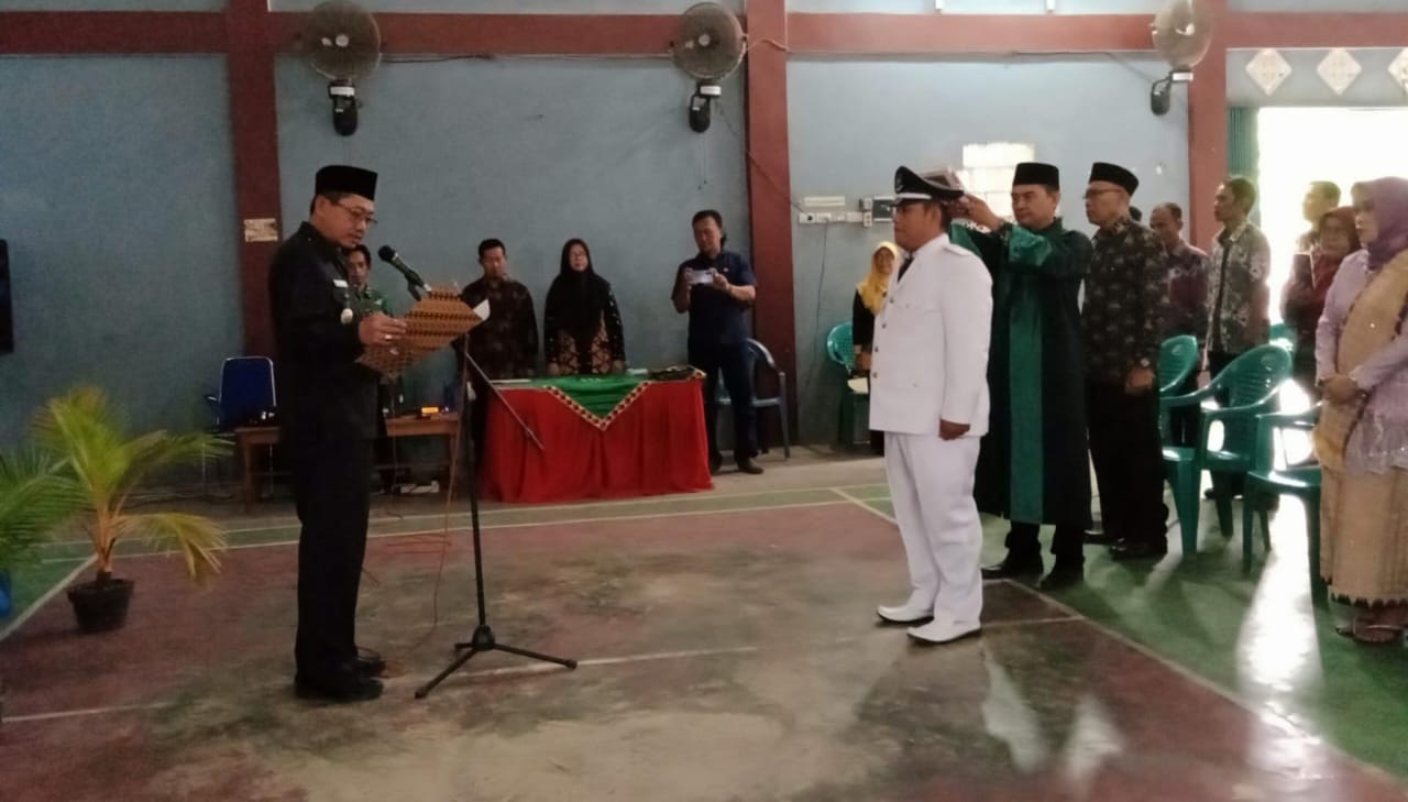 Asisten Pemerintahan dan Kesra Pringsewu Melantik Penjabat Kepala Pekon Pujodadi