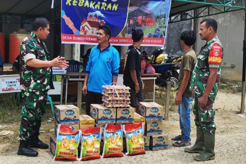 Koramil 0906-07/Sebulu Berikan Bantuan Untuk Korban Kebakaran Sumbersari