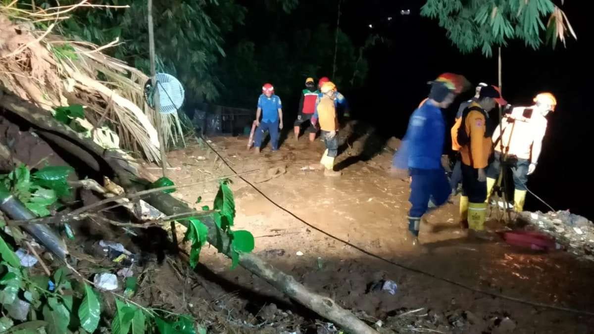 Tim SAR Gabungan Masih Melakukan Pencarian Satu Orang Tertimbun Longsor di Kabupaten Bogor