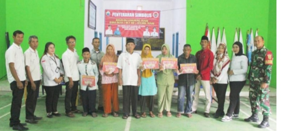 Kades Gedung Agung Serahkan BLT DD Ta-2024 Tahap Pertama