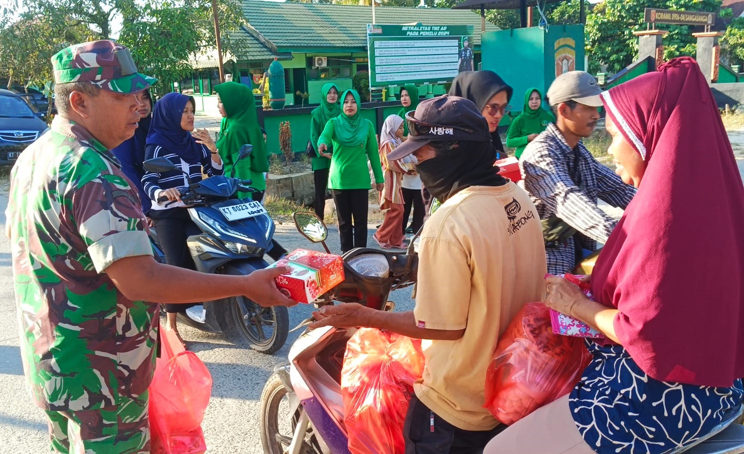 Ramadhan Berkah, Koramil Sangasanga Beserta Persit Berbagi Takjil Buka Puasa