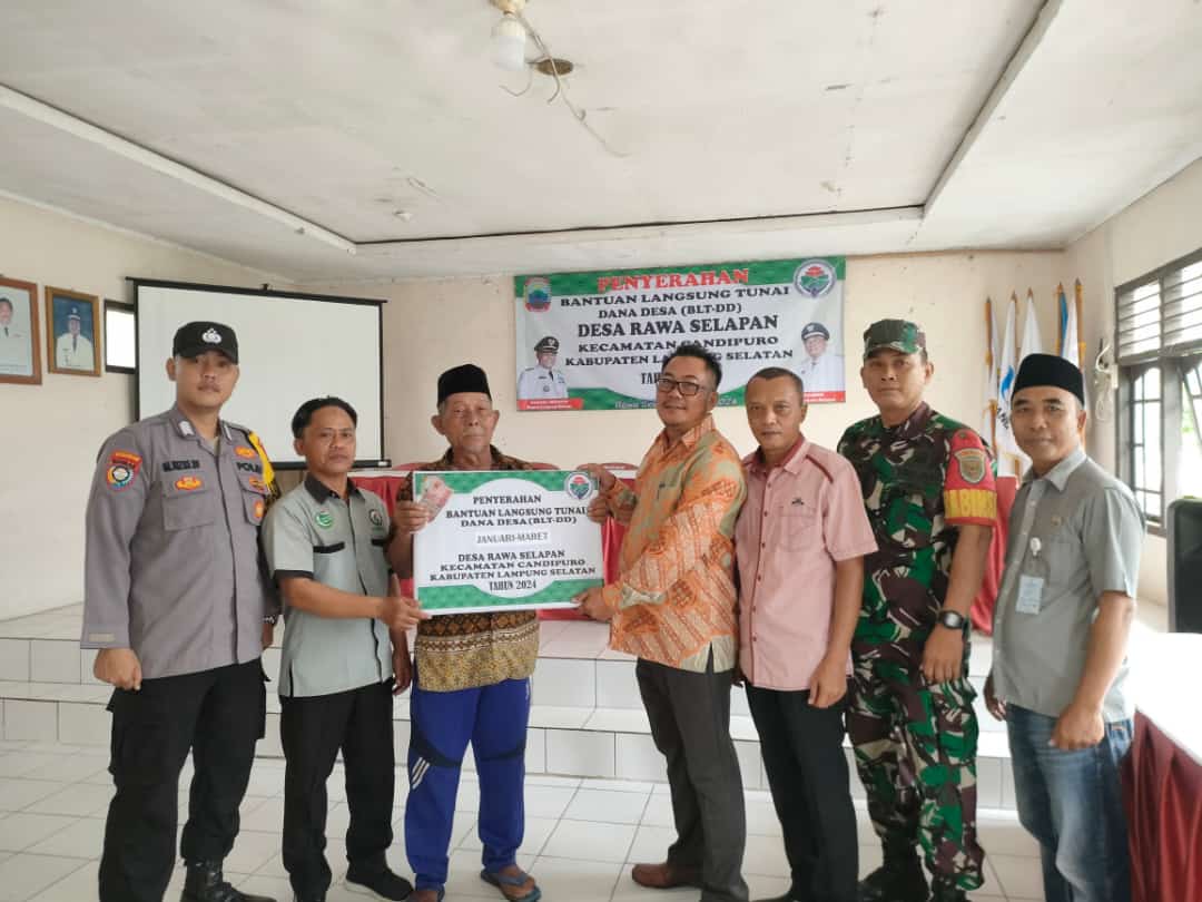 Jelang Lebaran Kades Rawa Selapan Serahkan BLT DD Ta-2024 Tahap Pertama