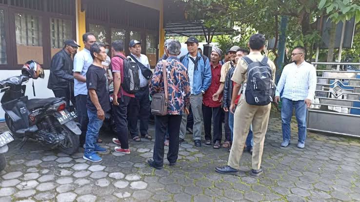 Ngargoyoso Memanas, Warga Kepung Bumdes