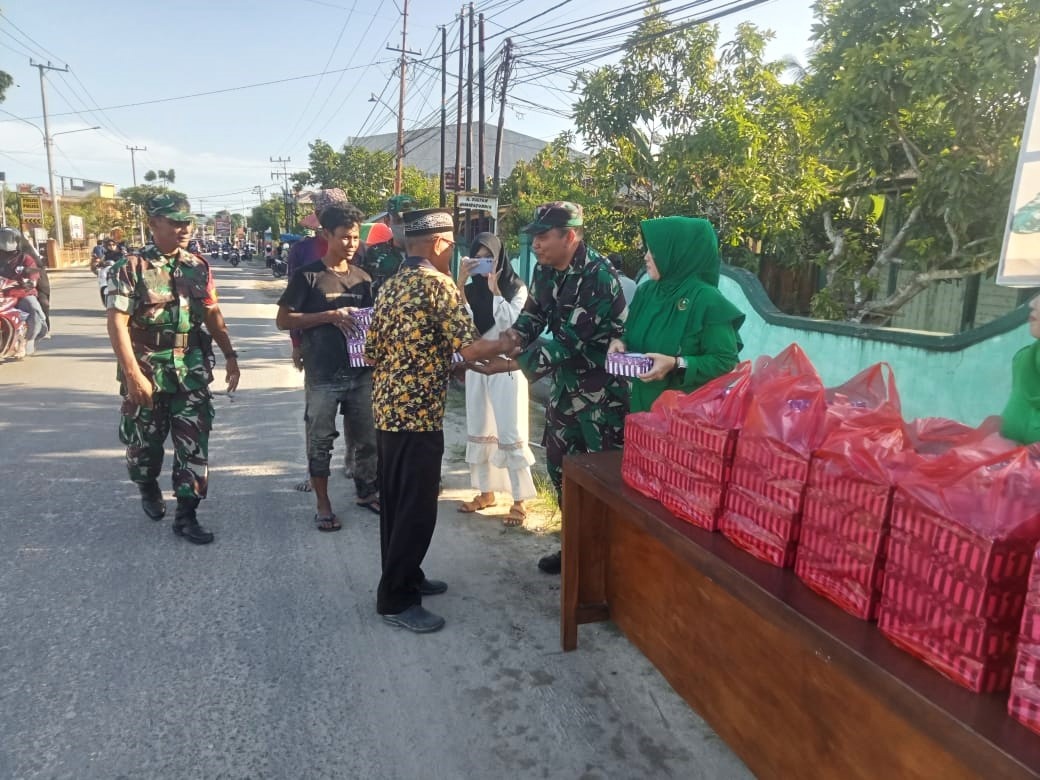 Koramil Muara Jawa Bagikan Takjil Pada Warga Yang Melintas
