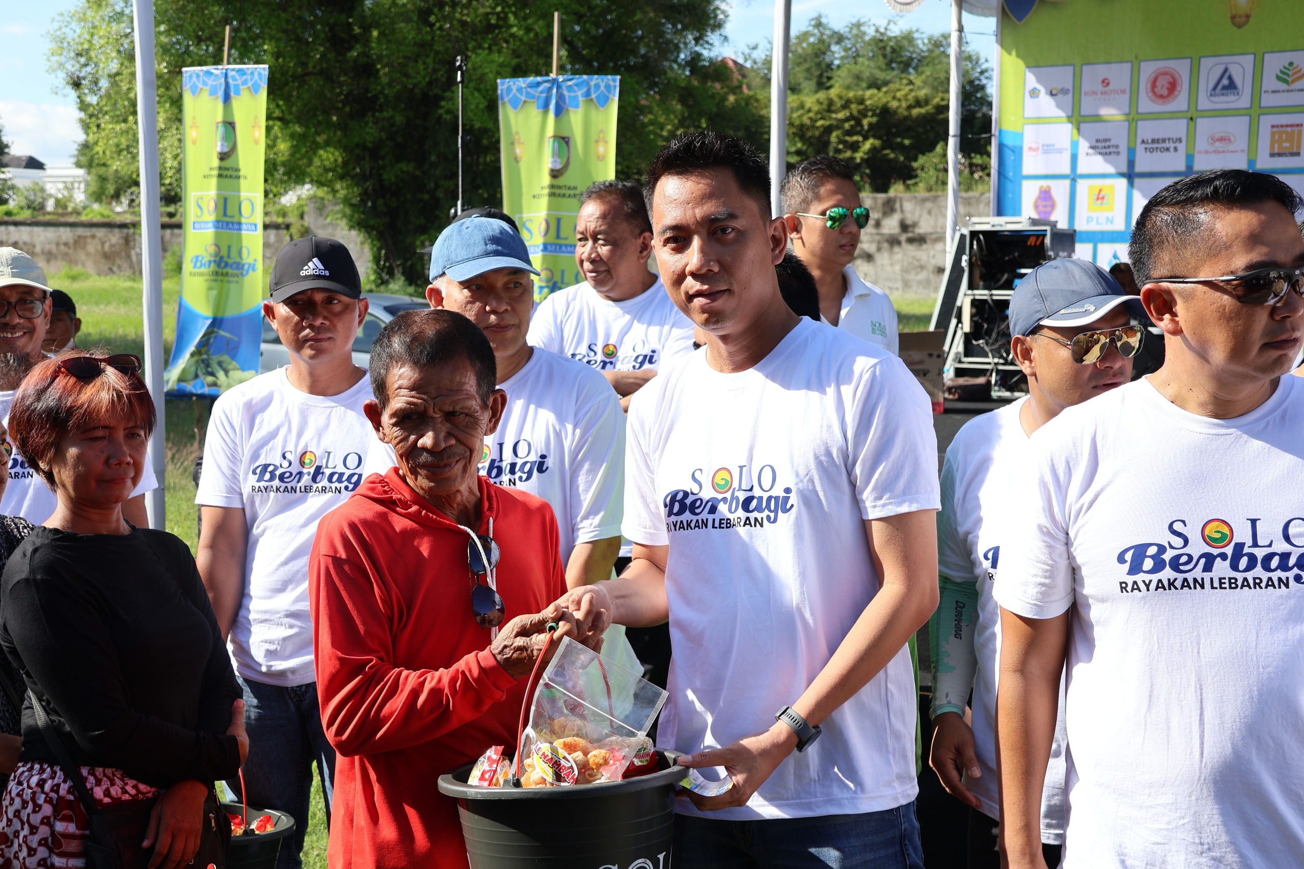 Program Solo Berbagi Rayakan Lebaran 2024, PT KAI Daop 6 Bagikan 500 Paket Sembako di Benteng Vastenburg
