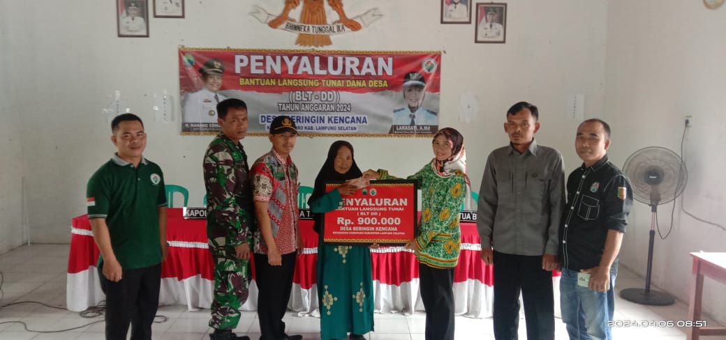 Kades Beringin Kencana Serahkan BLT DD Kepada 8 KPM