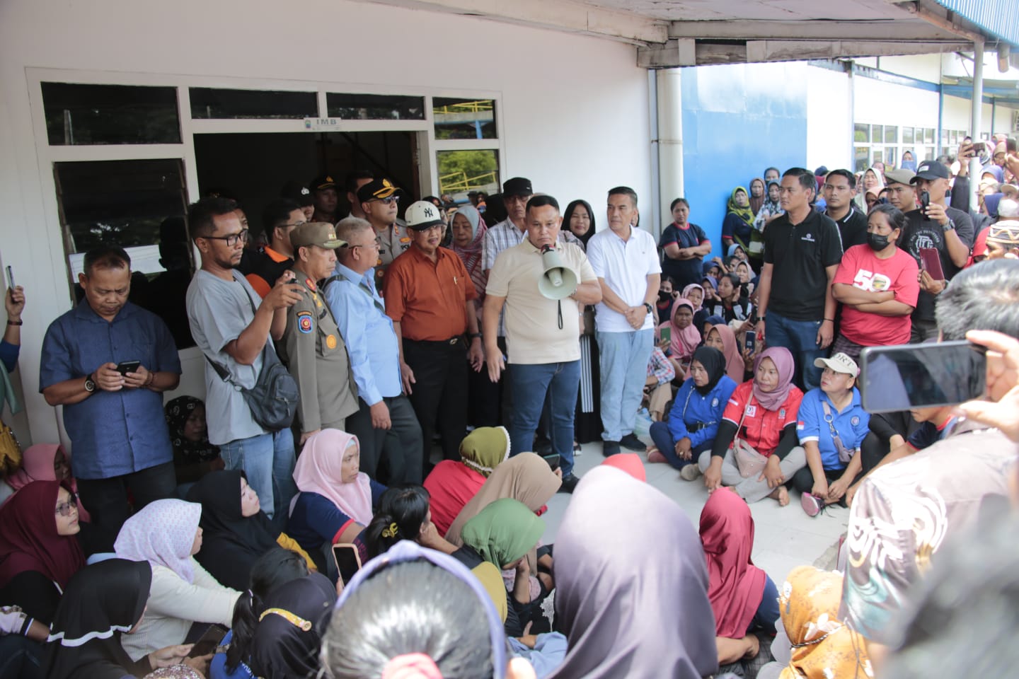 Bupati Nanang Berhasil Mediasi, Buruh PT SSH Dapat THR Penuh