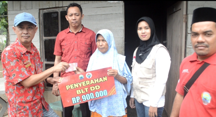 Door To Door Pemdes Pemdes Karang Sari Bagikan BLT DD Tahap Pertama Ta-2024