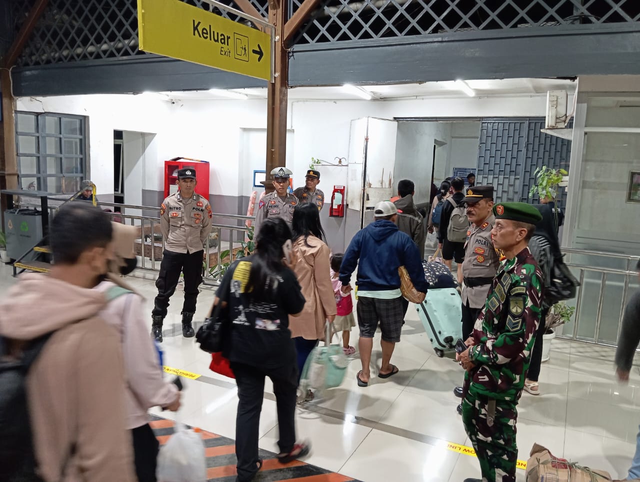 Petugas Polres Blora Lakukan Patroli Dan Penjagaan Di Stasiun Kereta Api
