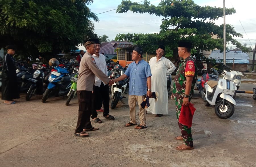 Ciptakan Suasana Aman, Babinsa Koramil Sangasanga Laksanakan Pengamanan Sholat Idul Fitri 1445 H