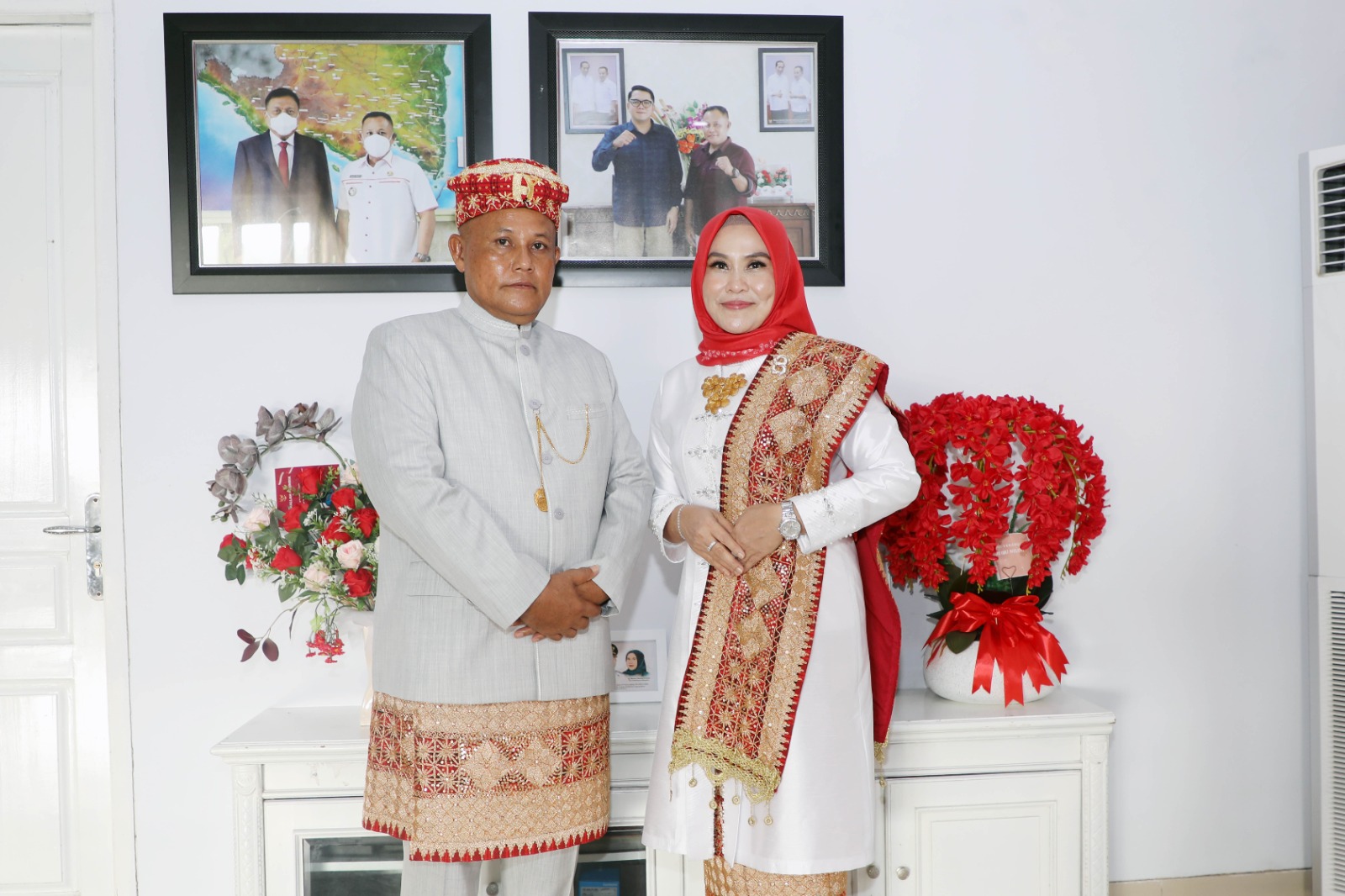 Bupati Lamsel Nanang Ermanto dan Ketua TP-PKK Satu-Satunya Penerima Satyalencana Wira Karya