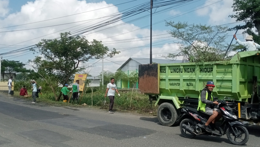Dinas PUPR Bersama LKLH Blora Melakukan Jum’at Bersih di Kali Bunder Kamolan