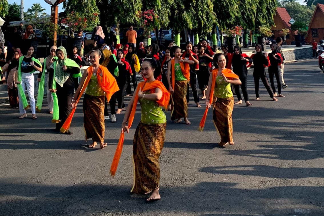 Memperingati Hari Tari Dunia Komunitas Sanggar Menggelar Aksi Tari di Alun-alun Blora 