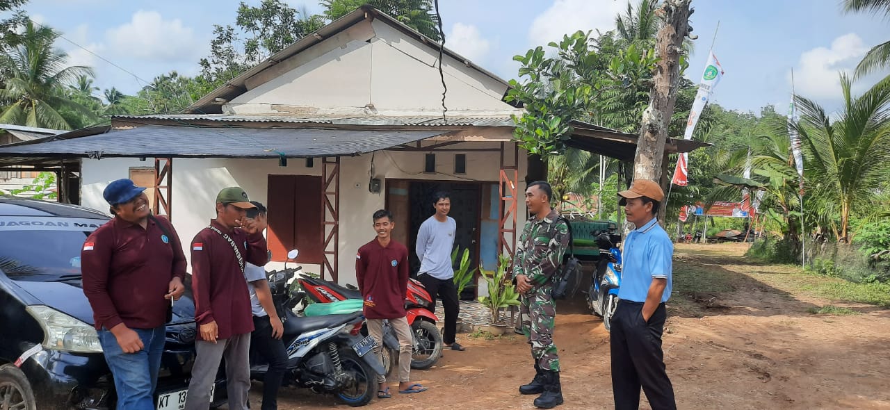 Pererat Silaturahmi Dengan Warga, Babinsa Lakukan Komsos