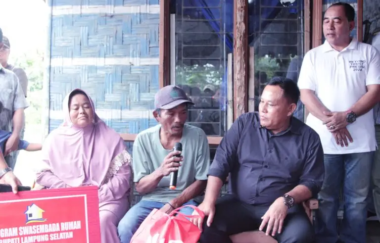 Bupati Nanang Ermanto Kembali Salurkan Bantuan Bedah Rumah Kepada Dua Warga Banjar Agung