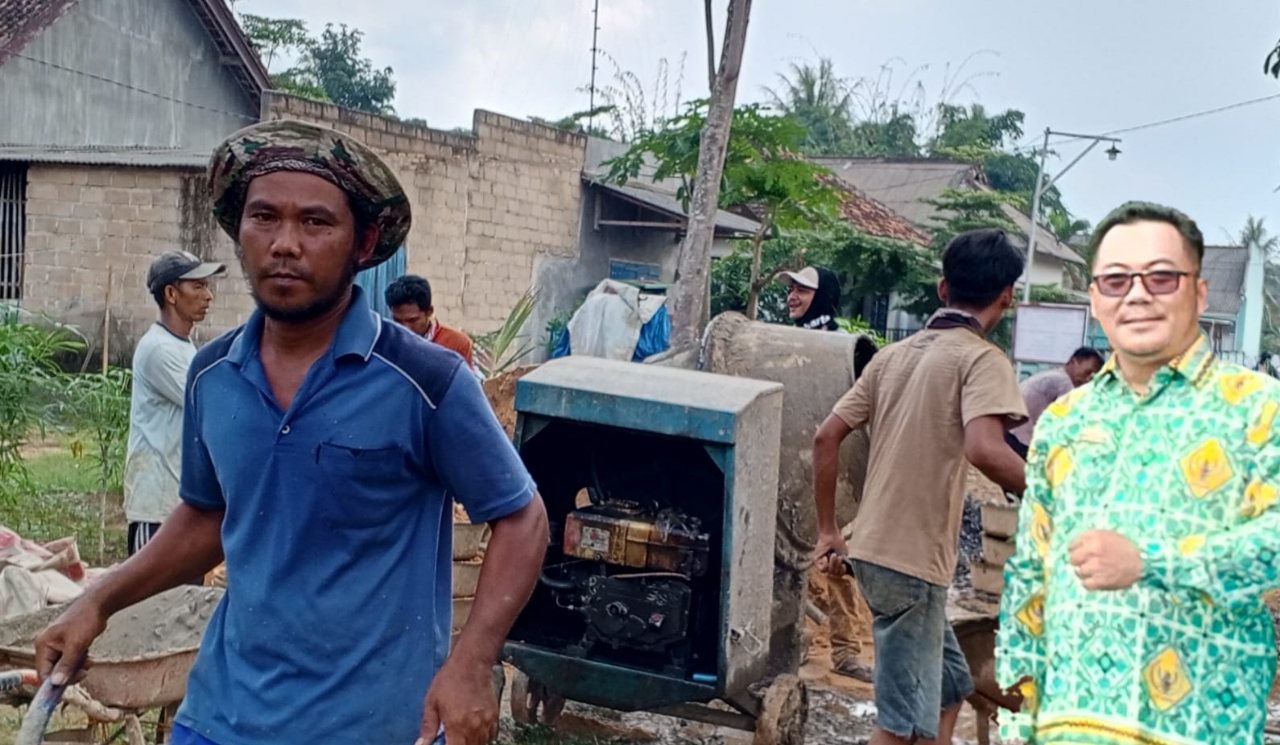 Melalui Pembangun Jalan Pertanian Pemdes Rawa Selapan Realisasikan Program Ketahanan Pangan