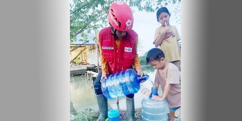 Salurkan Bantuan Air Bersih ke Korban Banjir, Relawan PMI Lutra Lewati Lamasi Kabupaten Luwu