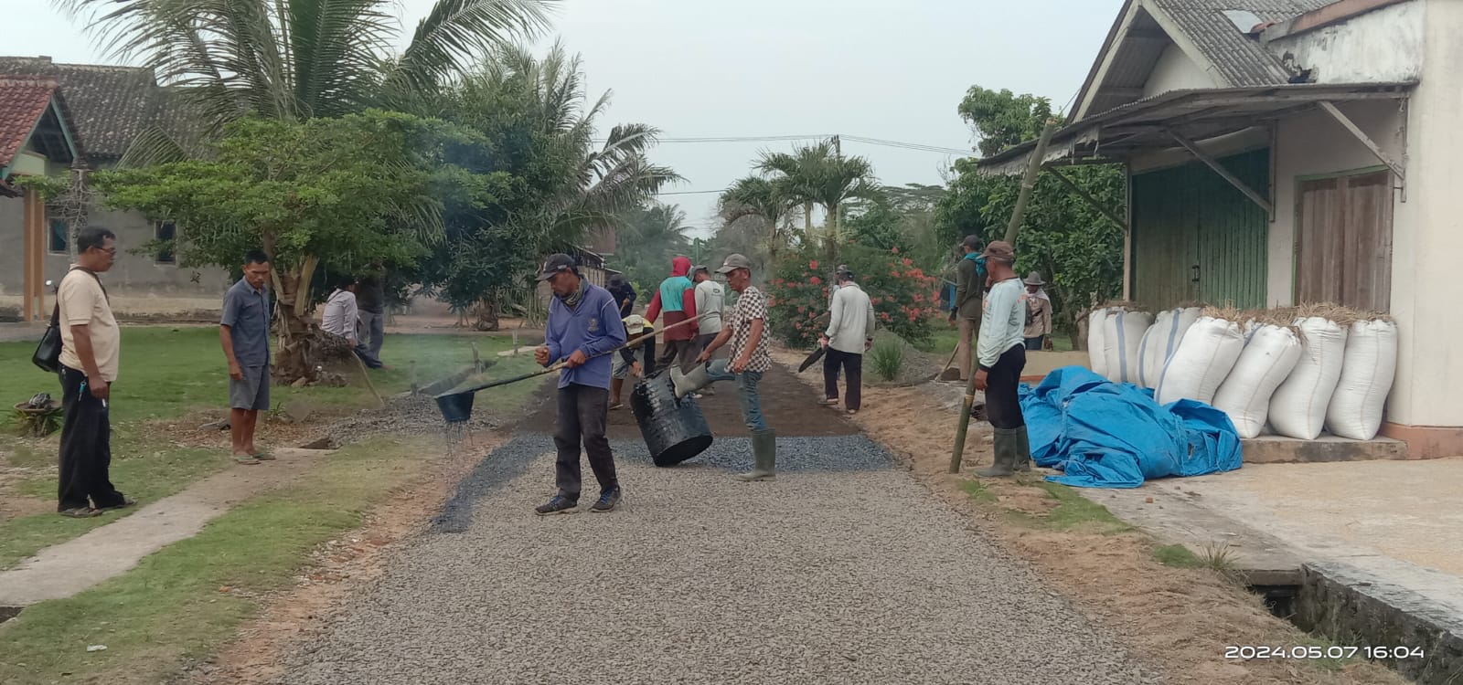 Pemdes Bumijaya Realisasikan Peningkatan Jalan Lapen