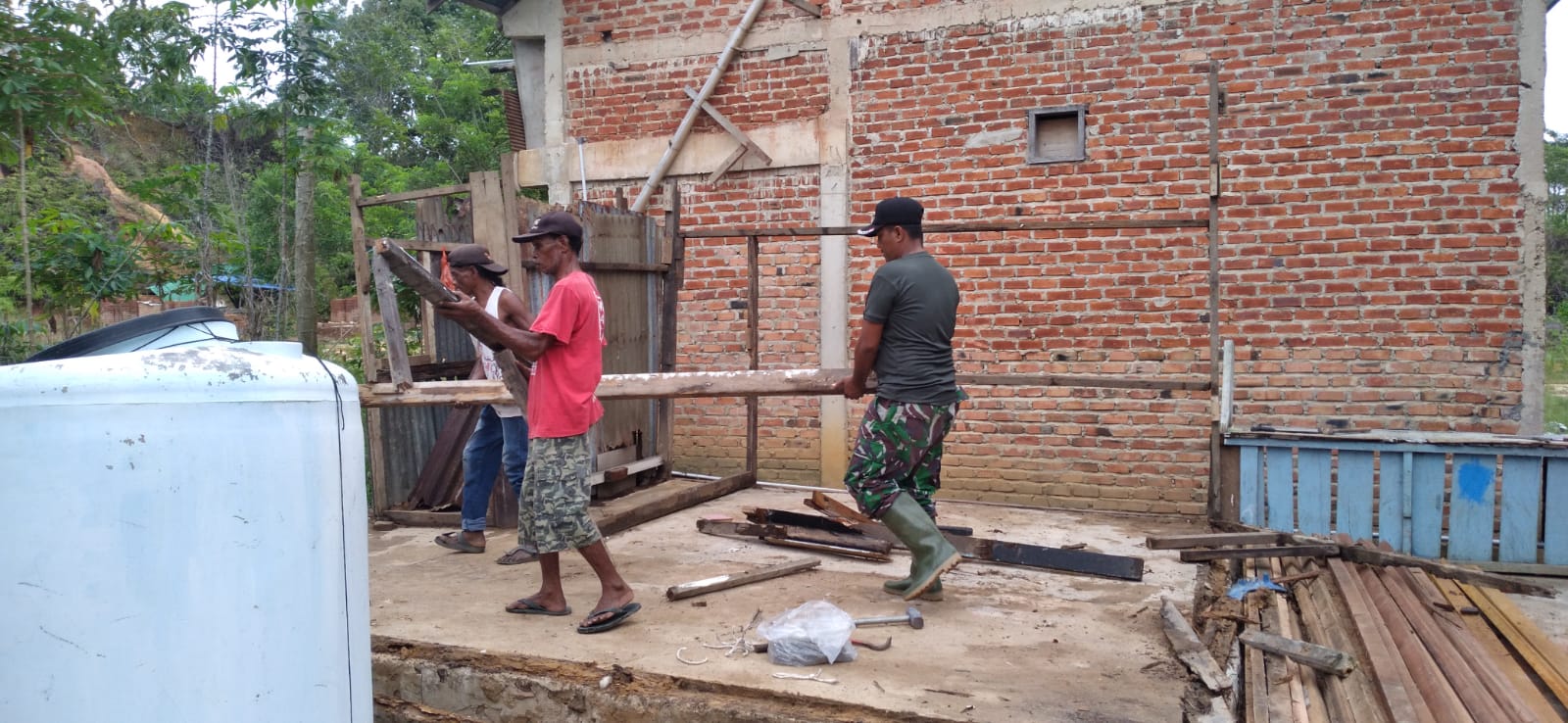 TMMD Ke- 120 Kodim 0908/Bontang, Anggota Satgas Mulai Bongkar Sasaran RTLH
