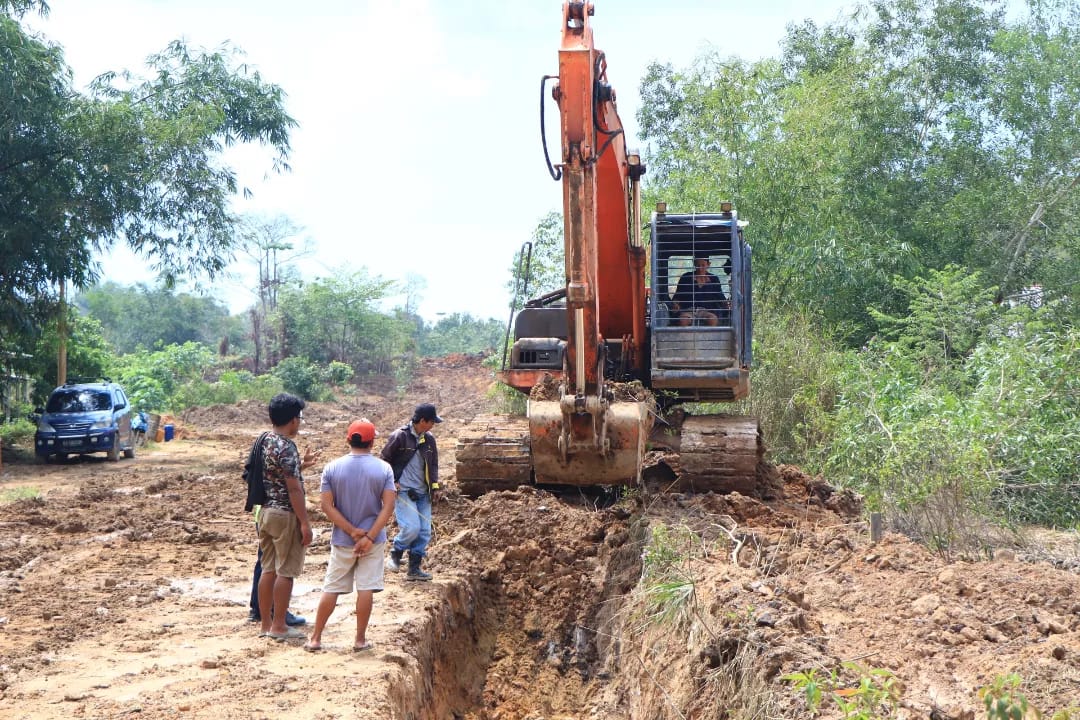 Satgas TMMD Ke- 120 Kodim 0908/Bontang, Gunakan Alat Berat Untuk Membuat Parit