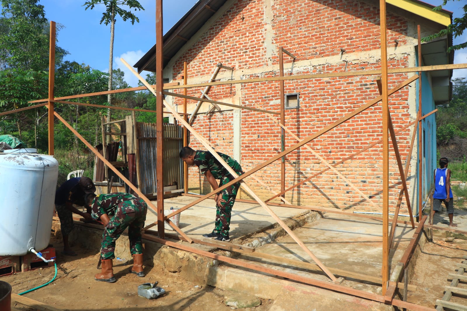 Satgas TMMD Kodim 0908/Bontang Pasang Rangka Dinding Rumah Warga
