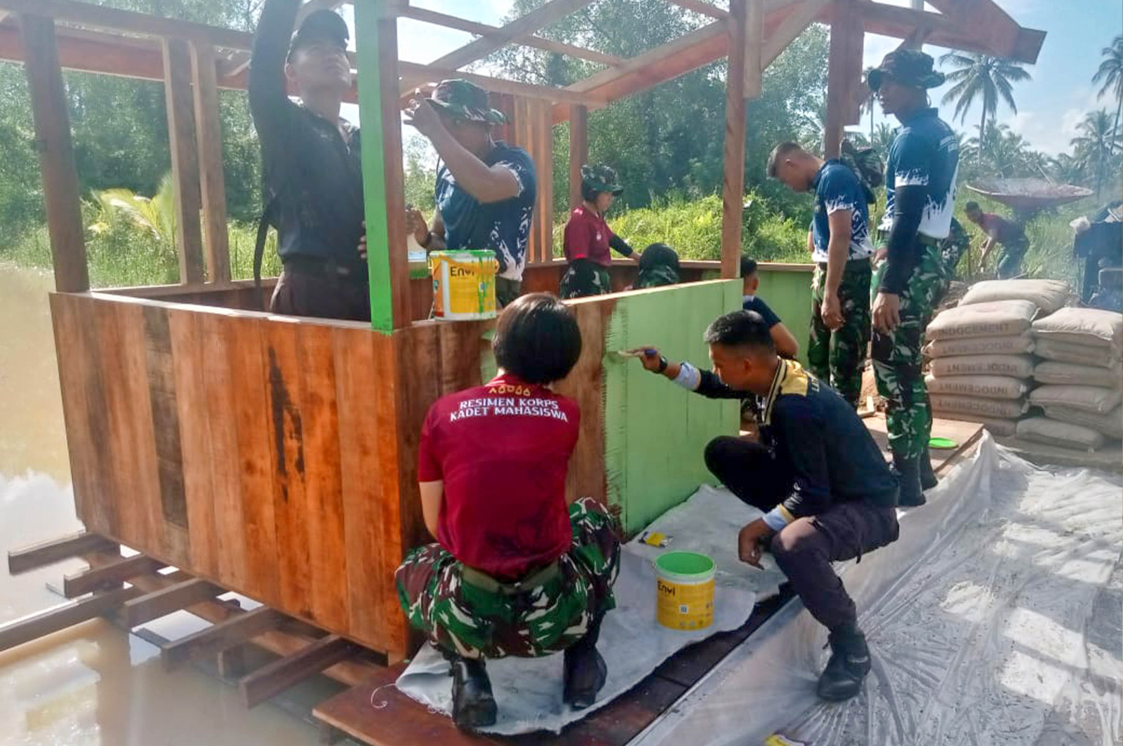 Semangat Pengabdian Peserta Latsitarda Nusantara Ke 44 Membangun Pos Kampling Di Desa Paser Balengkong