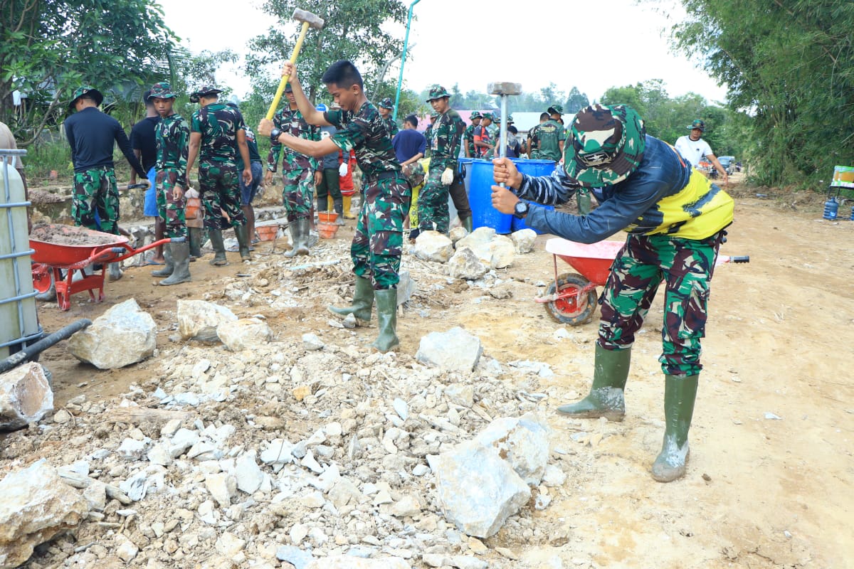 Semangat Personel Satgas TMMD Kodim 0908/Bontang Pecahkan Batu Material Pembangunan Parit