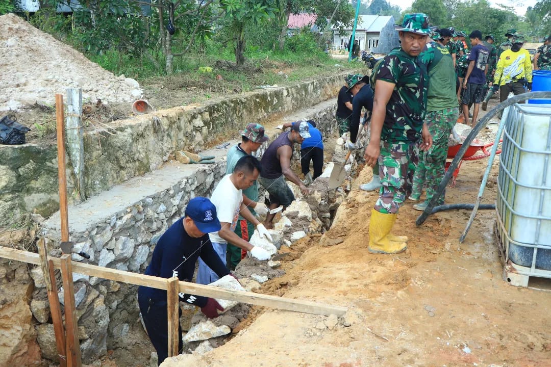 Pembuatan Parit Jalan, Satgas TMMD Ke- 120 Kompak Gotong Royong Dengan Warga