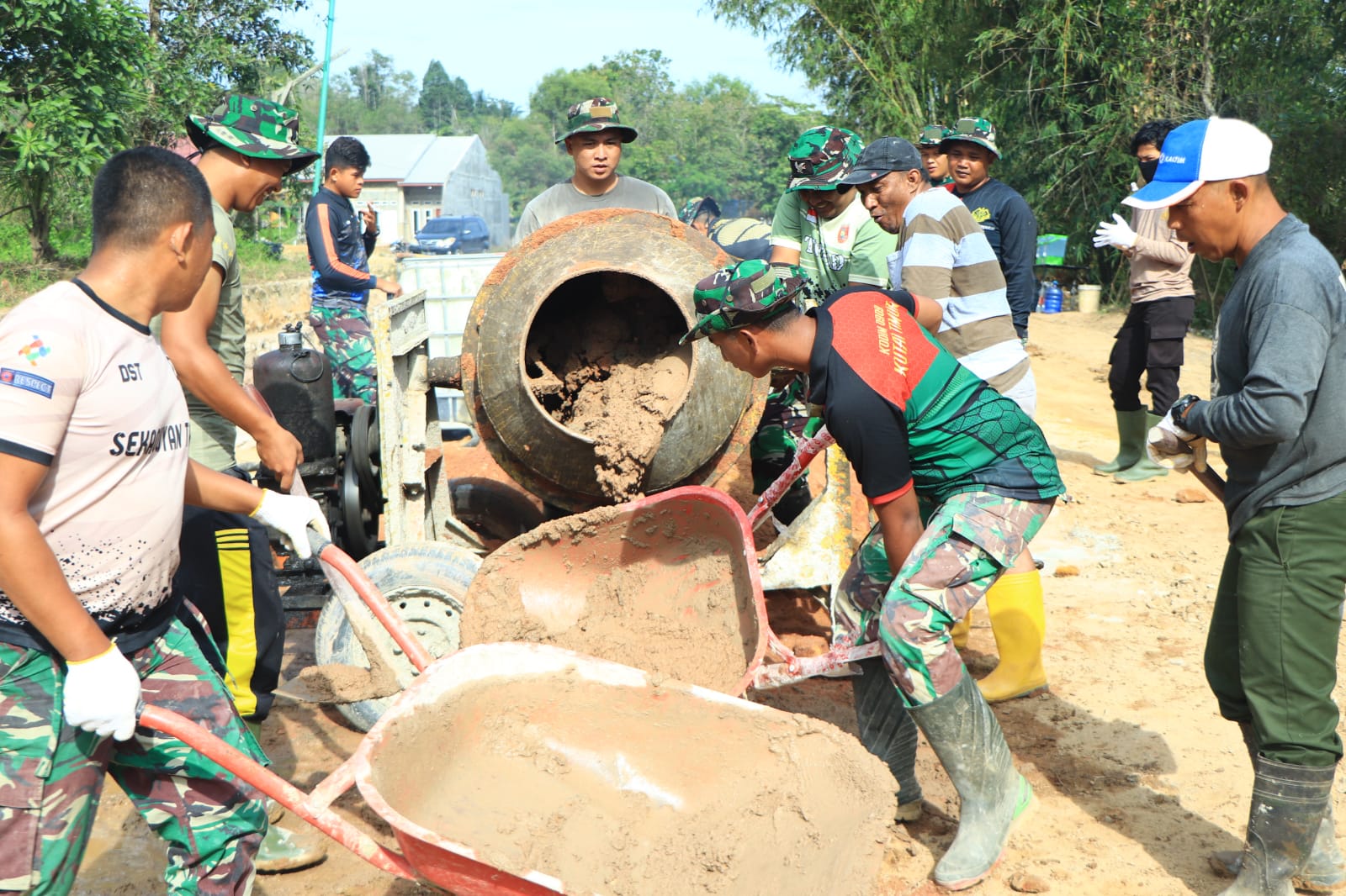 Percepat Pengerjaan, Satgas TMMD Ke- 120 Kodim 0908/Bontang Datangkan Mesin Molen