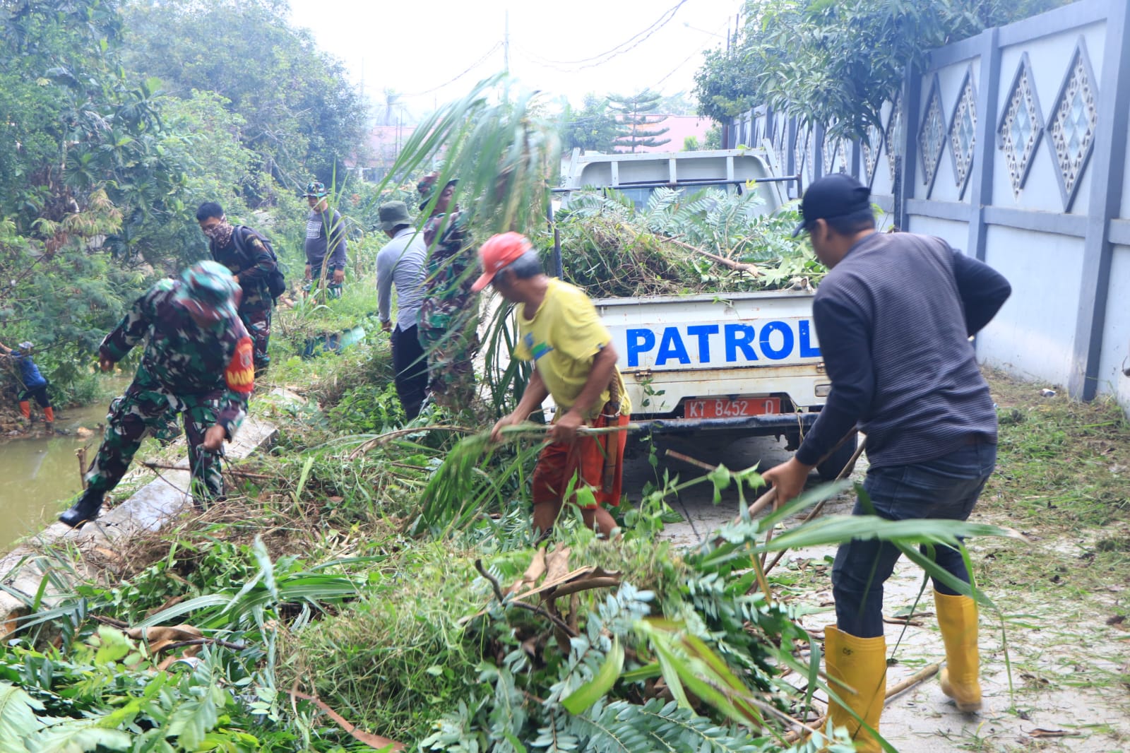 Peduli Lingkungan, Satgas TMMD Ke 120 Kodim 0908/Bontang Bersama Warga Kerja Bakti Bersihkan Sungai