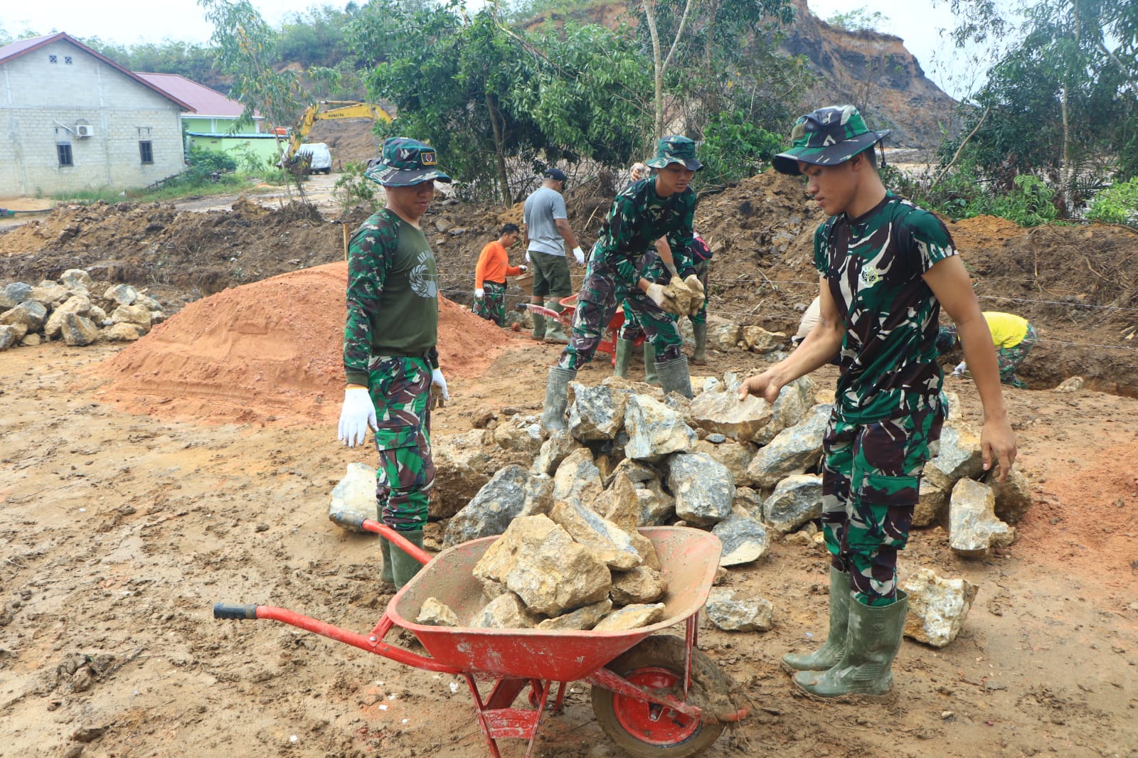 Cuaca Hujan, Tak Menyurutkan Semangat Satgas TMMD Ke120 Kodim 0908/Bontang Bersama Warga Untuk Tatap Kerja